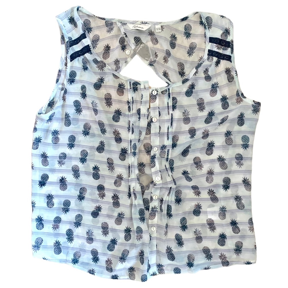 Soft light blue Reitmans pineapple key hole button sleeveless blouse size XL